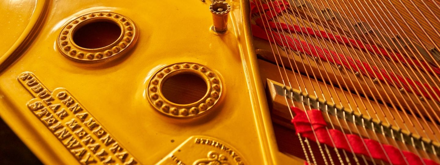 Grabado antiguo mostrando los primeros diseños de pianos de la época barroca