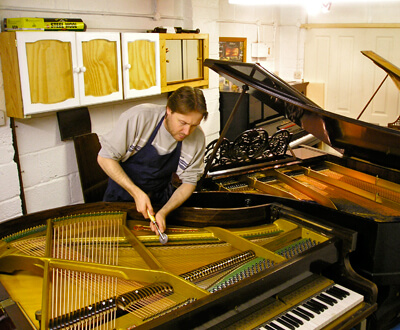 Martín Winter - Restaurador de pianos